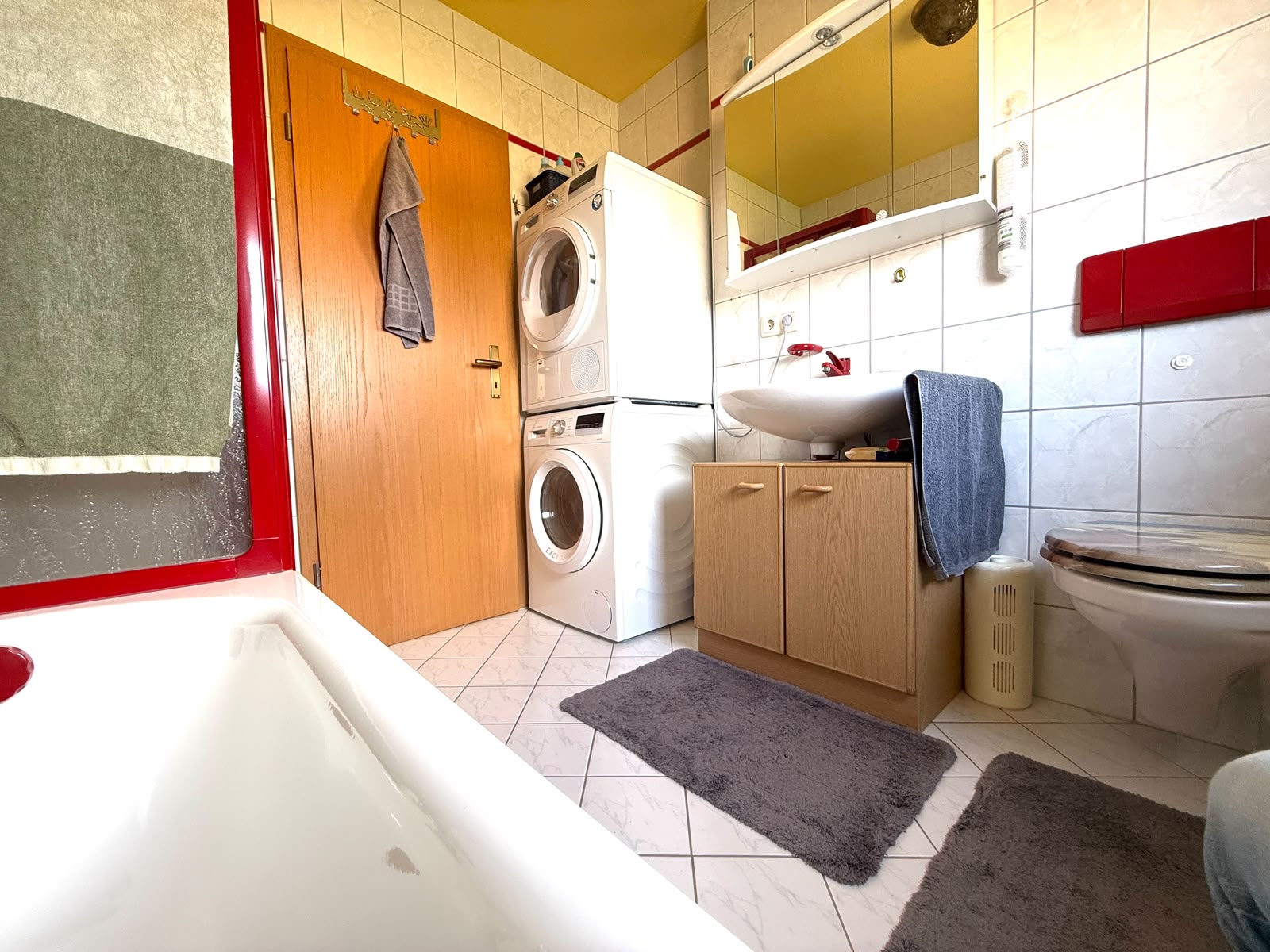 Badezimmer mit Platz für Waschmaschine und Trockner