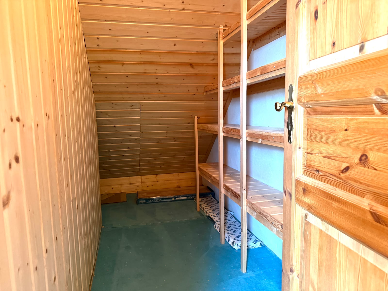 Abstellraum mit Regalen