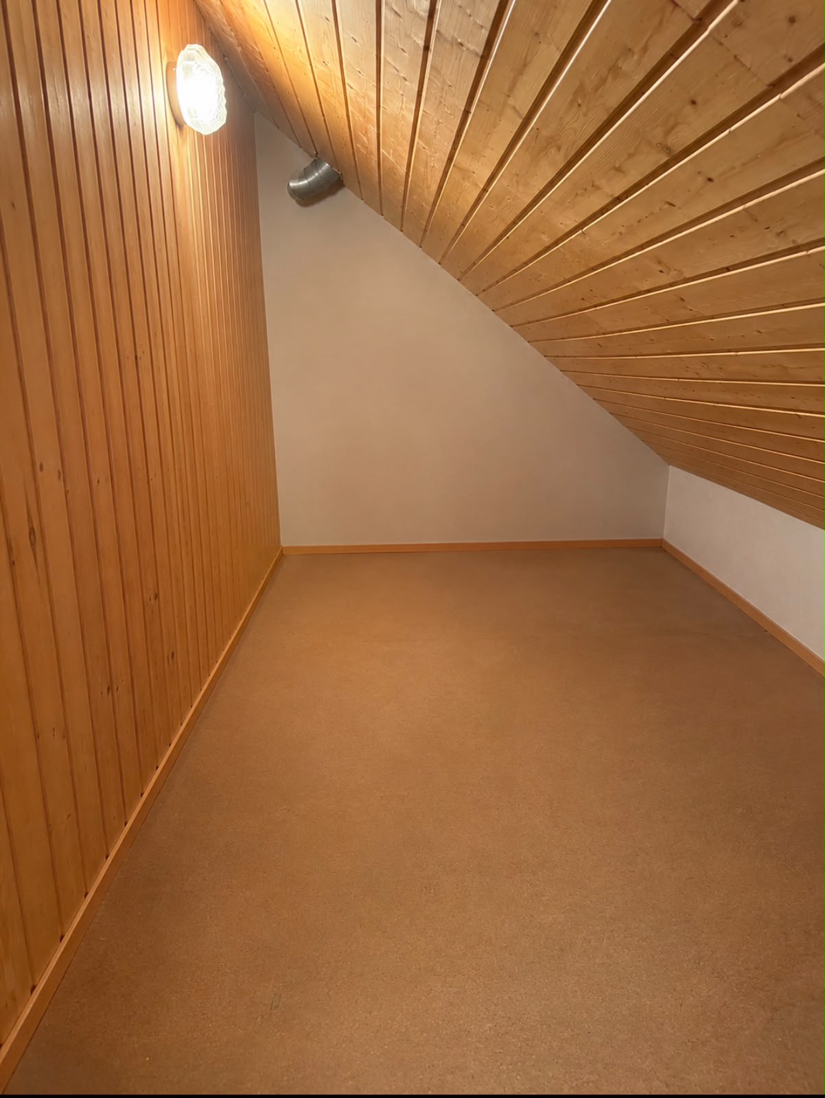 Stauraum unter der Dachschräge