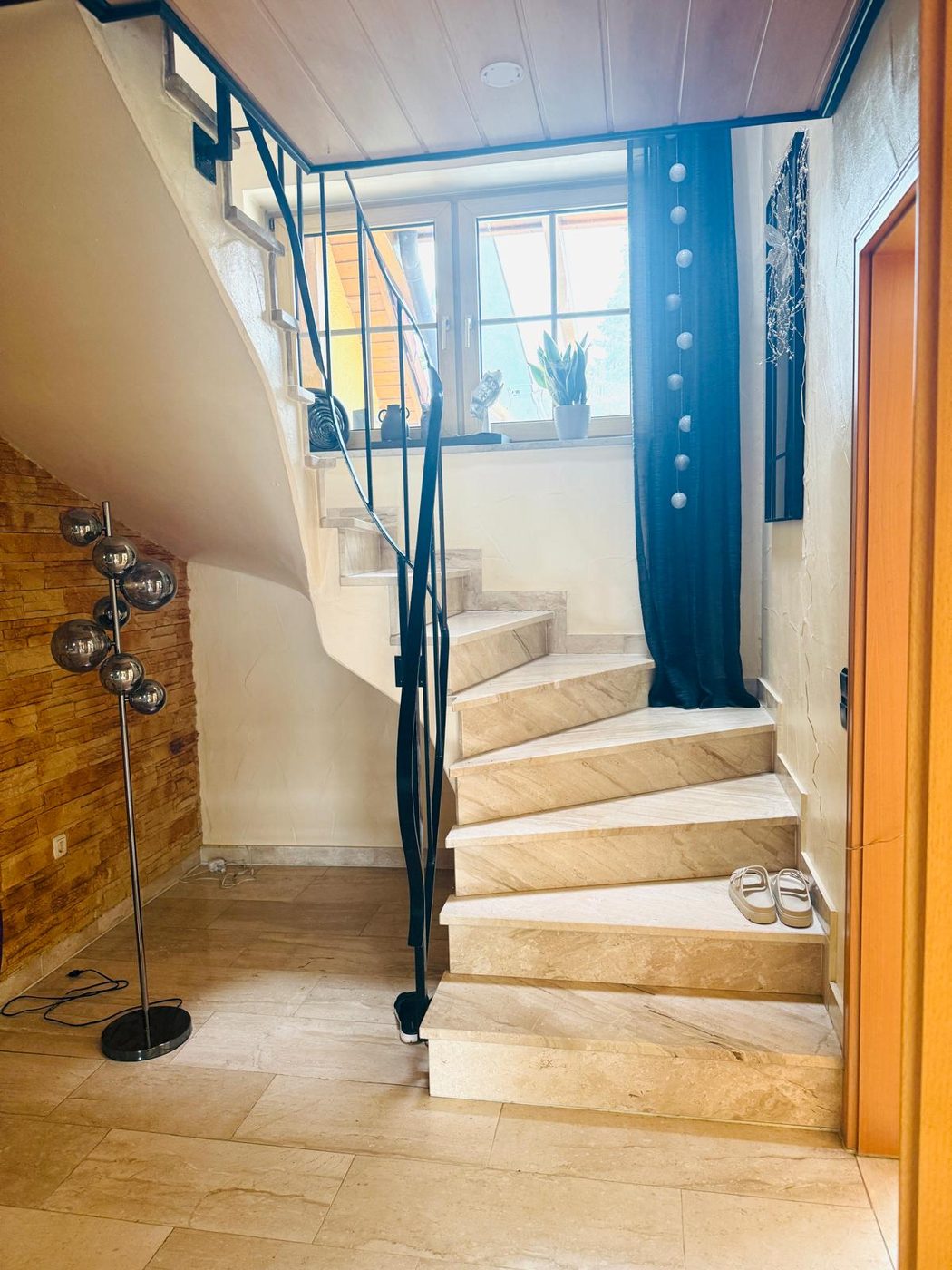 Marmortreppe mit Schmiedeeisengeländer